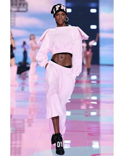 Valentina Castro pasarela en Victoria's Secret Fashion Show 2025