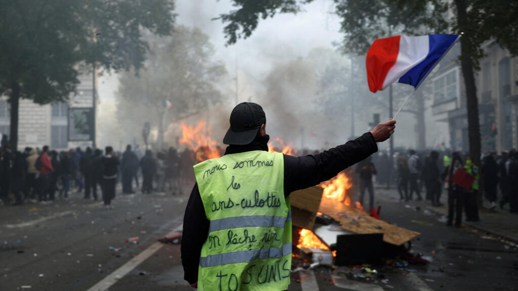 FRANCIA SE HUNDE EN EL CAOS URBANO Y EL BLOQUEO POLÍTICO A LAS PUERTAS DE LAS ELECCIONES